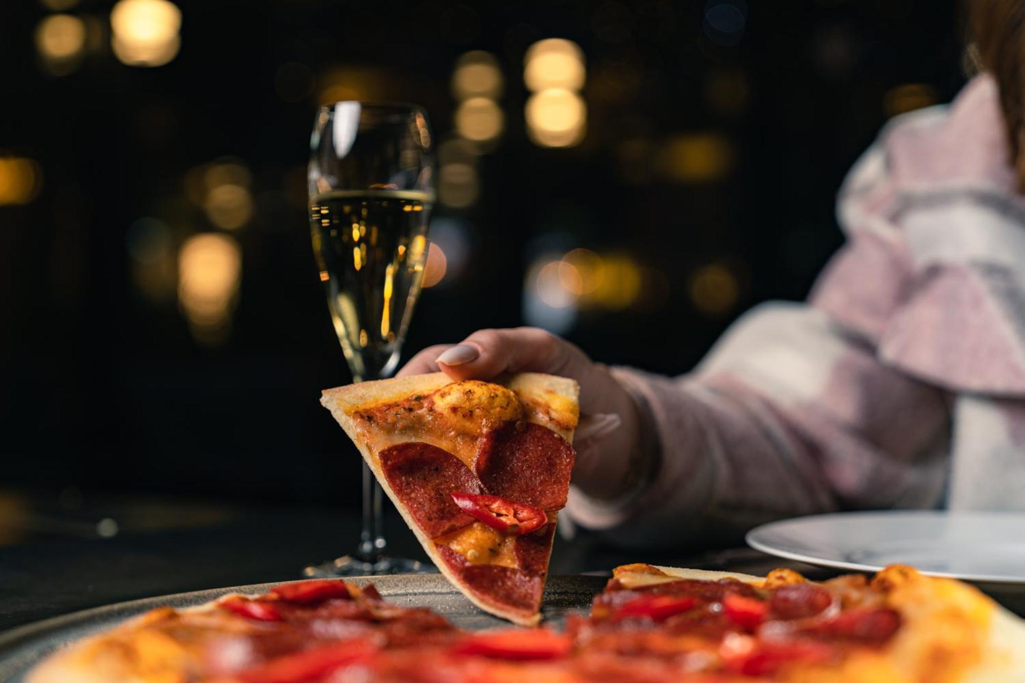 The Abdali Boulevard Hotel Amman Exterior foto A slice of pizza
