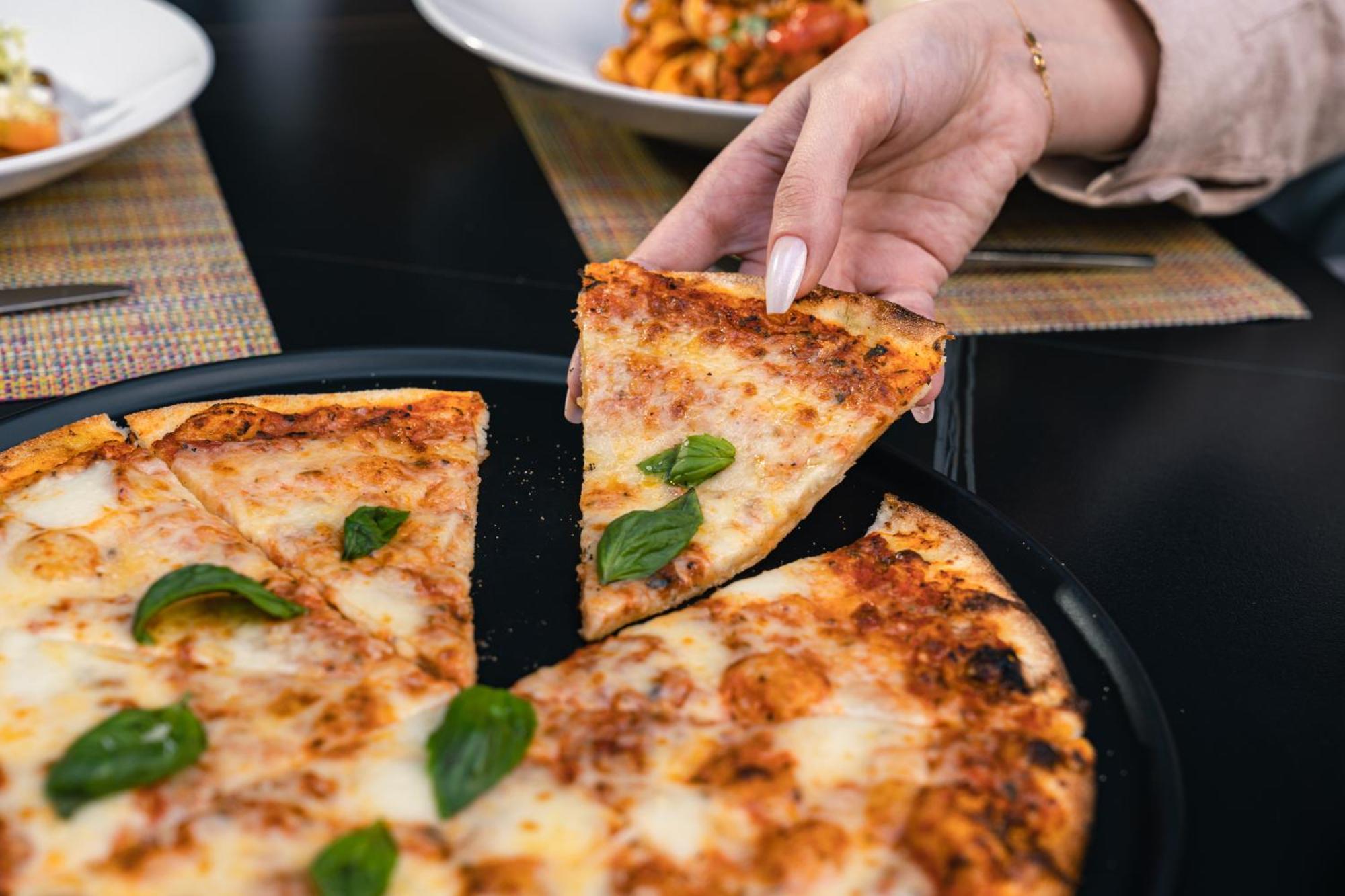 The Abdali Boulevard Hotel Amman Exterior foto Pizza