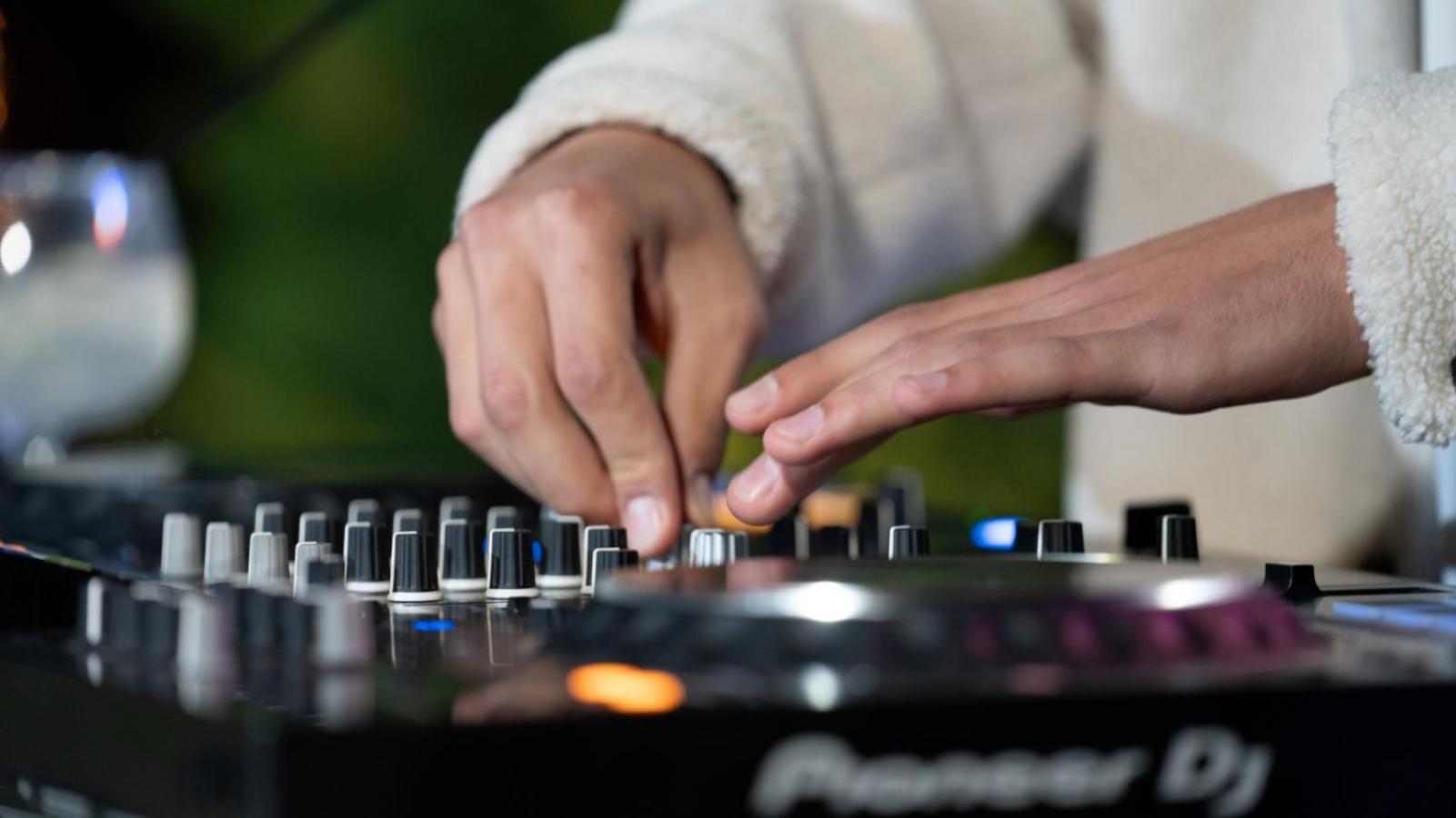 The Abdali Boulevard Hotel Amman Exterior foto A DJ using a CDJ-2000