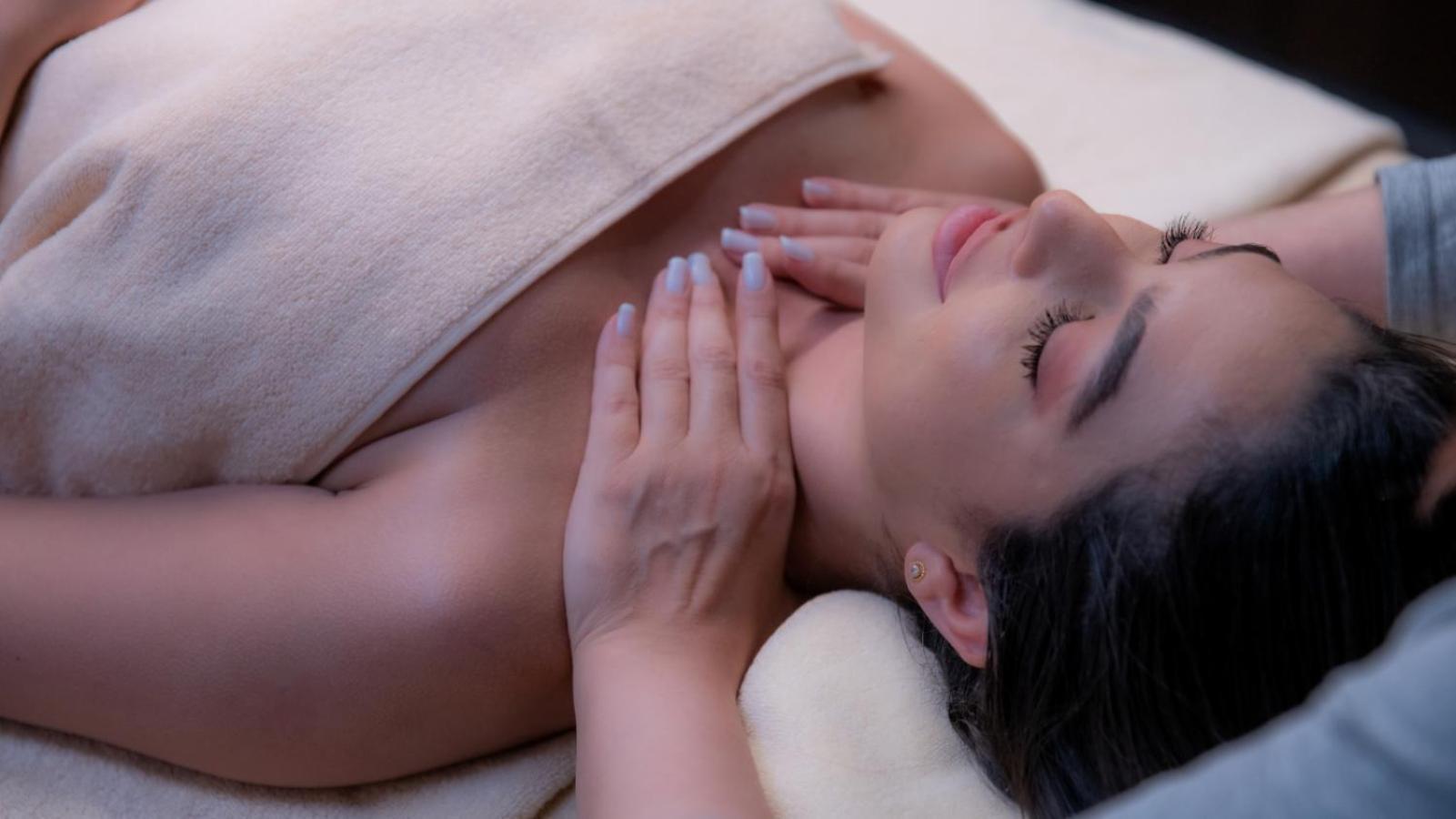 The Abdali Boulevard Hotel Amman Exterior foto A woman receiving a facial massage