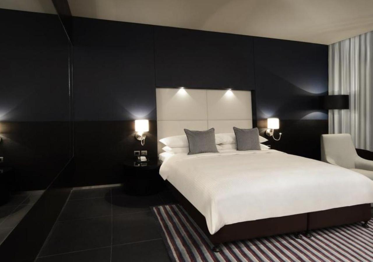 The Abdali Boulevard Hotel Amman Exterior foto A bedroom at the hotel