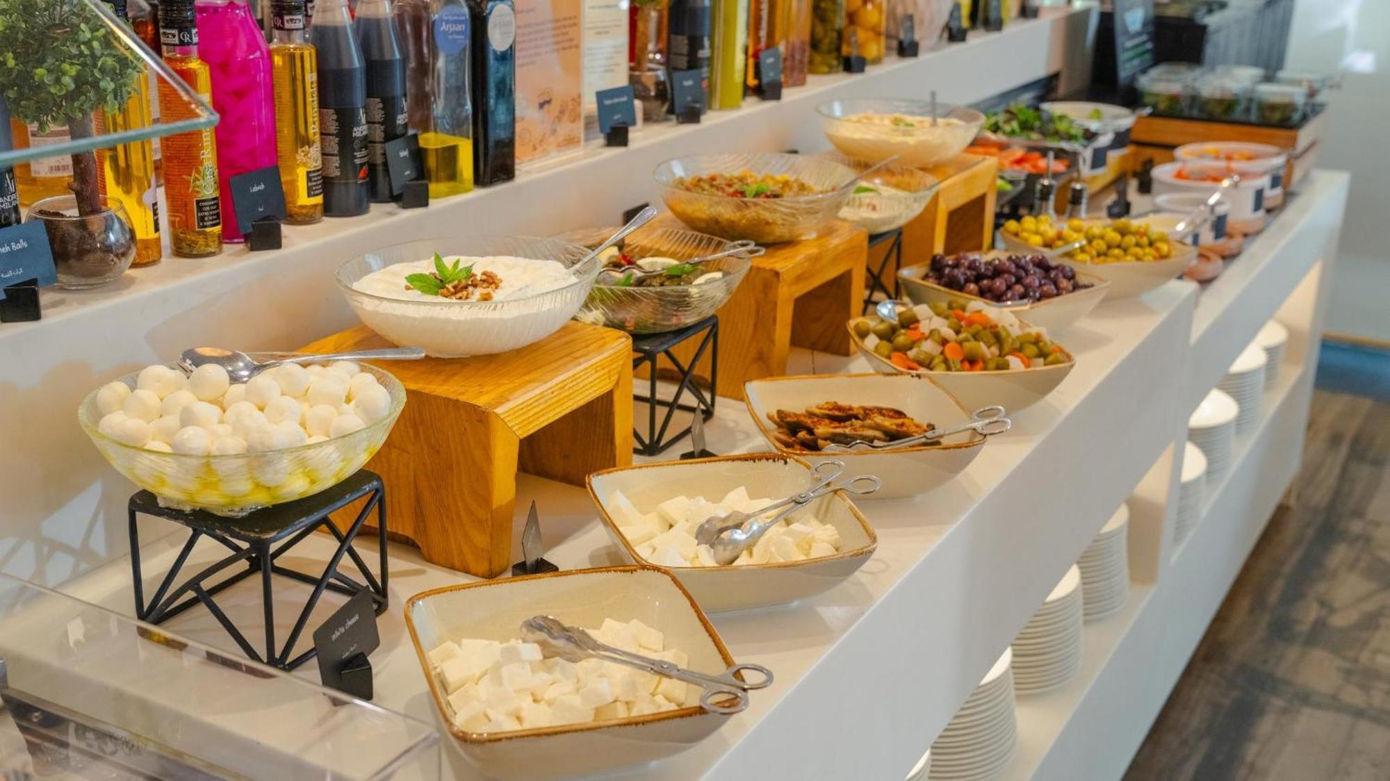 The Abdali Boulevard Hotel Amman Exterior foto A selection of Greek meze